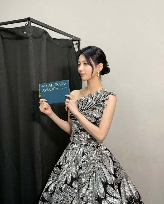 秀智验证“百想女王”地位,连续10年担任MC,两套礼服耀眼 插图4 秀智验证“百想女王”地位,连续10年担任MC,两套礼服耀眼 插图4