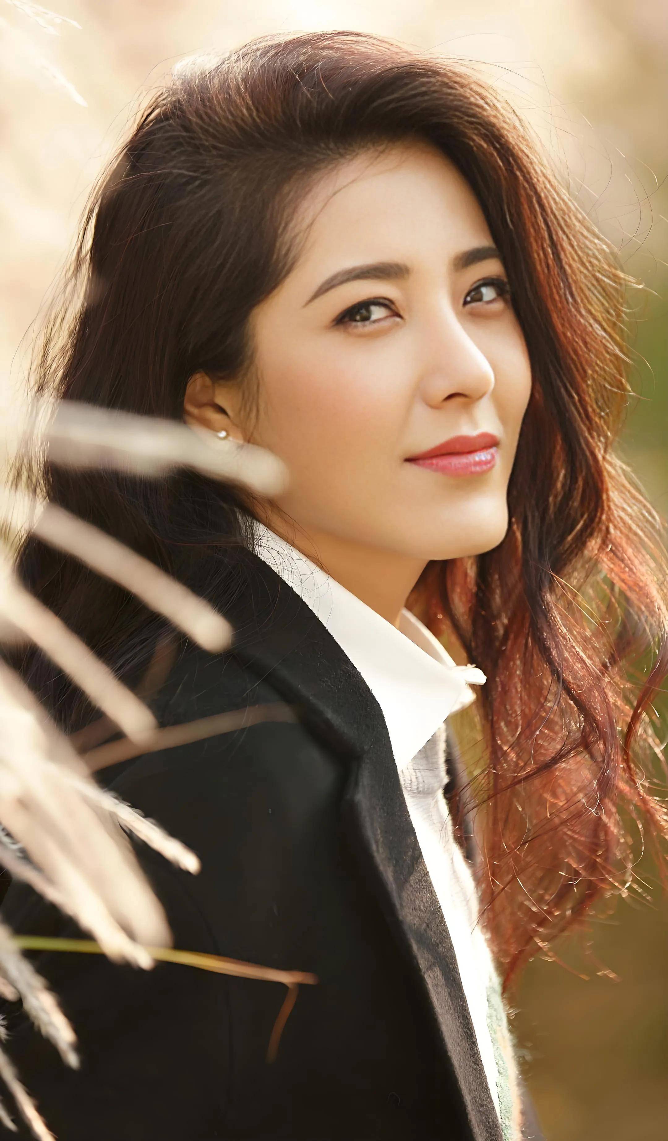 没想到,卖礼物风波过去仅一个月,曾黎就以"这种姿态"出现