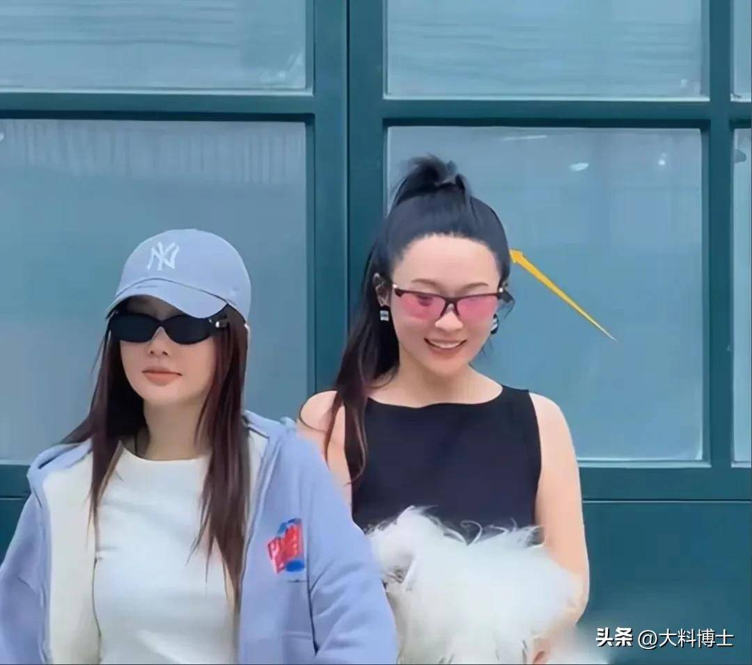 李小璐霍思燕两家同游,霍思燕植发没了发际线,贾乃亮躲得远远的