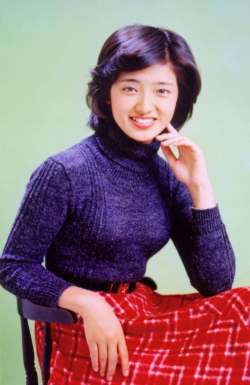 "樱花女神"山口百惠,年轻时风华绝代,优雅美丽一生