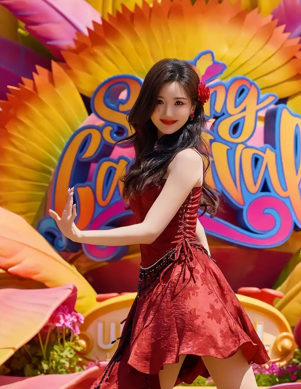 毛晓彤红裙热舞,裙摆飞扬超甜,回应:超解压感满满