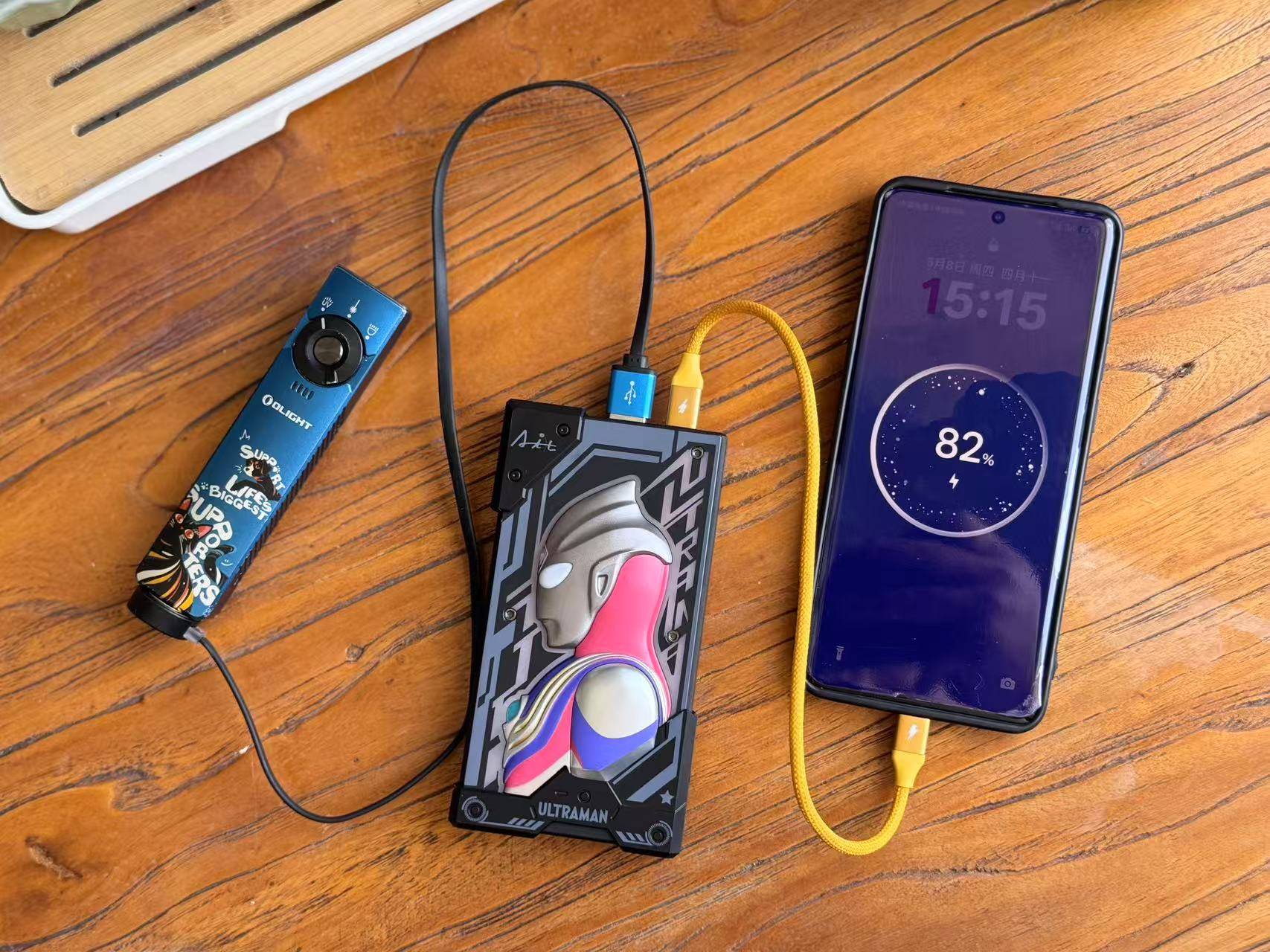 透明机甲下的充电革命——让你的生命中充满光