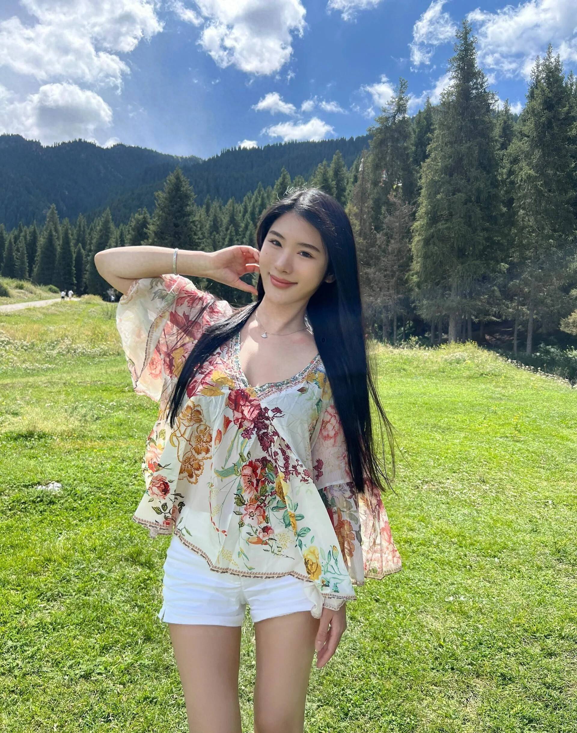 宁静与美好长发美女户外草地上摄影91