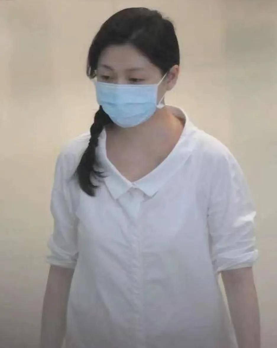 48岁大s罕见素颜走机场,穿白衬衫清纯动人似二八少女,真羡慕具俊烨