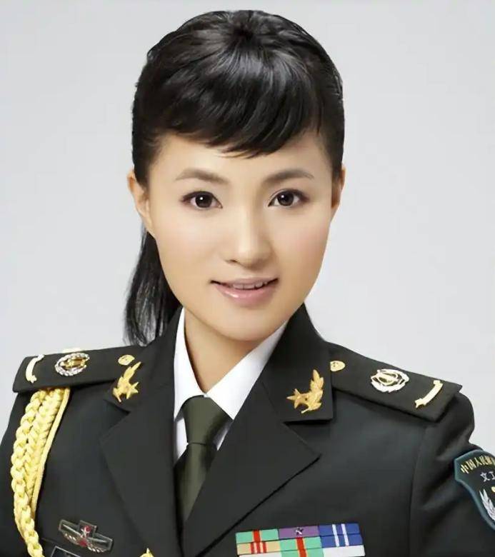 大学毕业后,她成为了解放军总政歌舞团的独唱演员,获得了许多