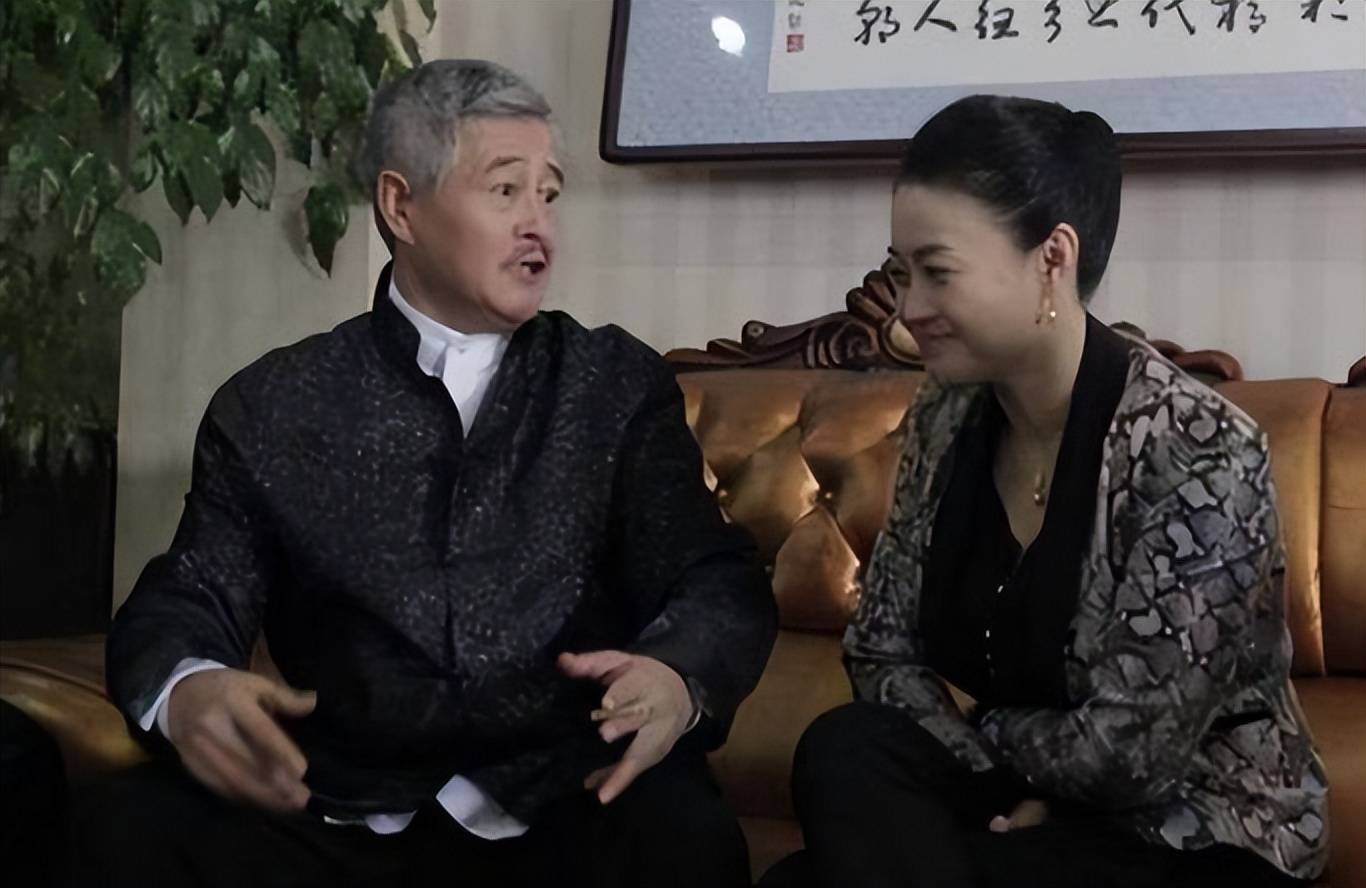 从《乡村爱情》到直播间,曾与赵本山传绯闻,42岁关婷娜风韵犹存