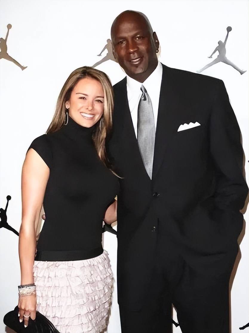 62岁乔丹成nba撰稿人,资产30亿美元,超模老婆风韵犹存