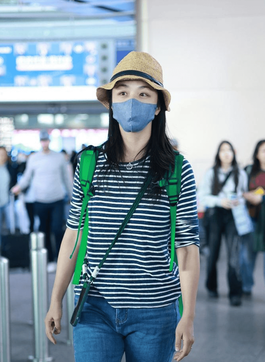 汤唯素颜走机场,打扮简单朴素好接地气,路人镜头下和普通人无异!