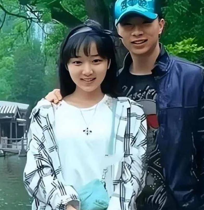 马龙一家四口看cba!父子三人共用一张脸,妻子夏露在人群中太抢眼!