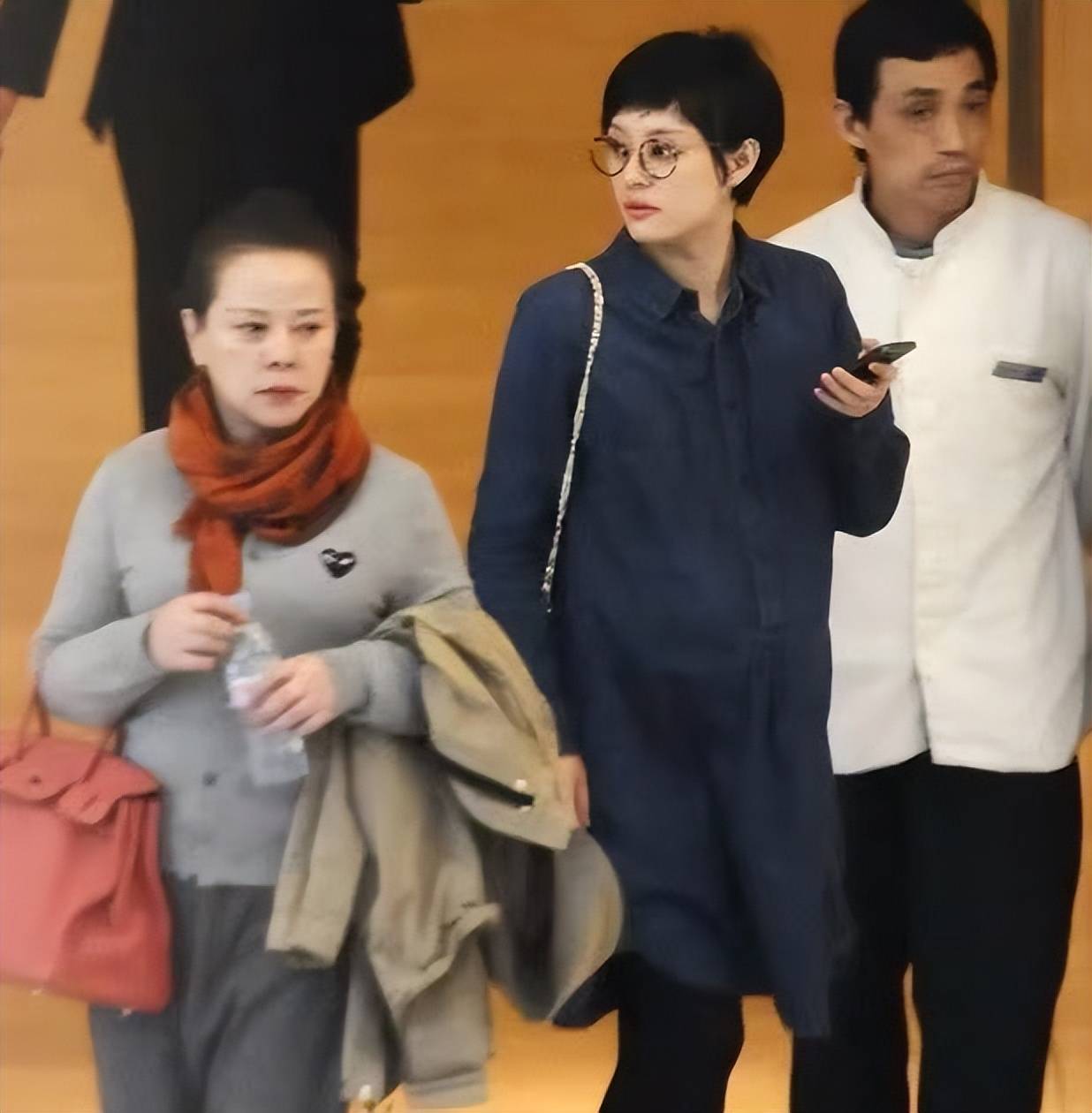 孙俪与妈妈现身机场妈妈穿黑裙比女儿气质高级60多岁状态真好