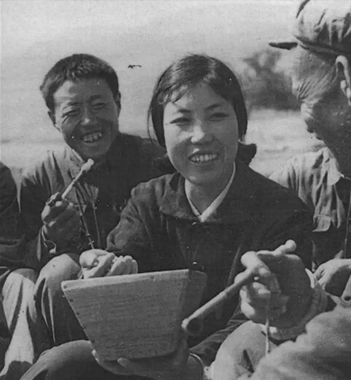 无论如何,郭凤莲一直坚持着"人民至上"的信念,以自己的实际行动为村民