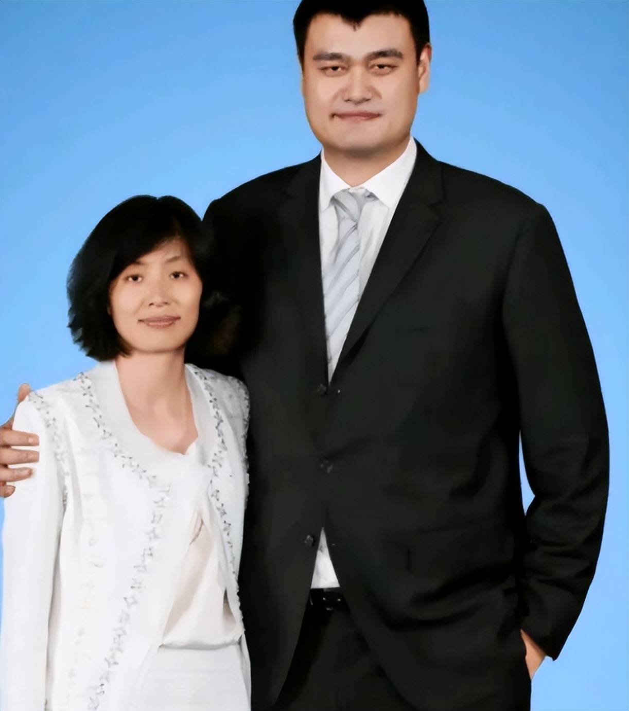 姚明的妻子叶莉正式卸任理事长职务交棒丈夫姚明