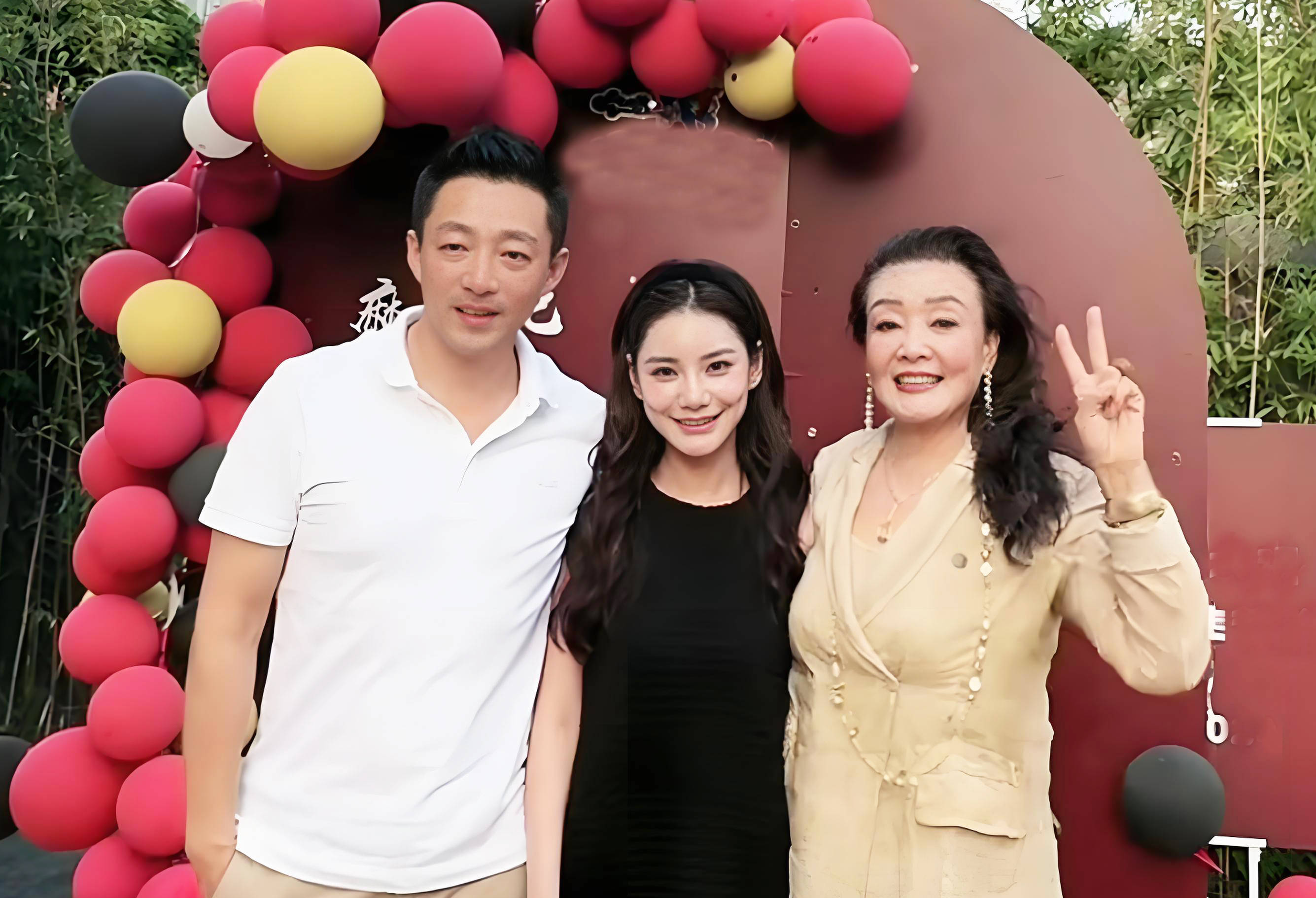 汪小菲马筱梅大婚照曝光,穿中式礼服气质很好,公司下血本送喜糖