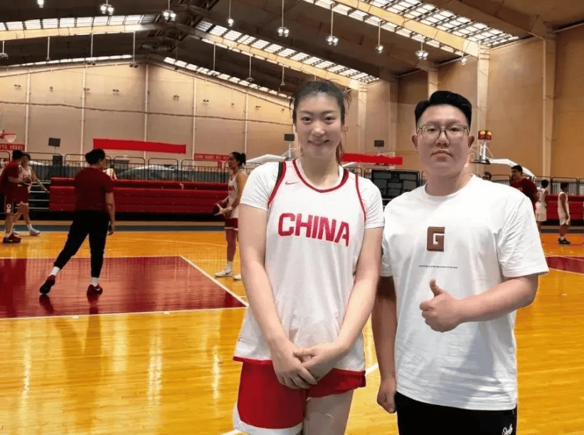 女篮最新消息:李梦瘦身明显，宫鲁鸣夸赞杨家姐妹，张子宇成焦点