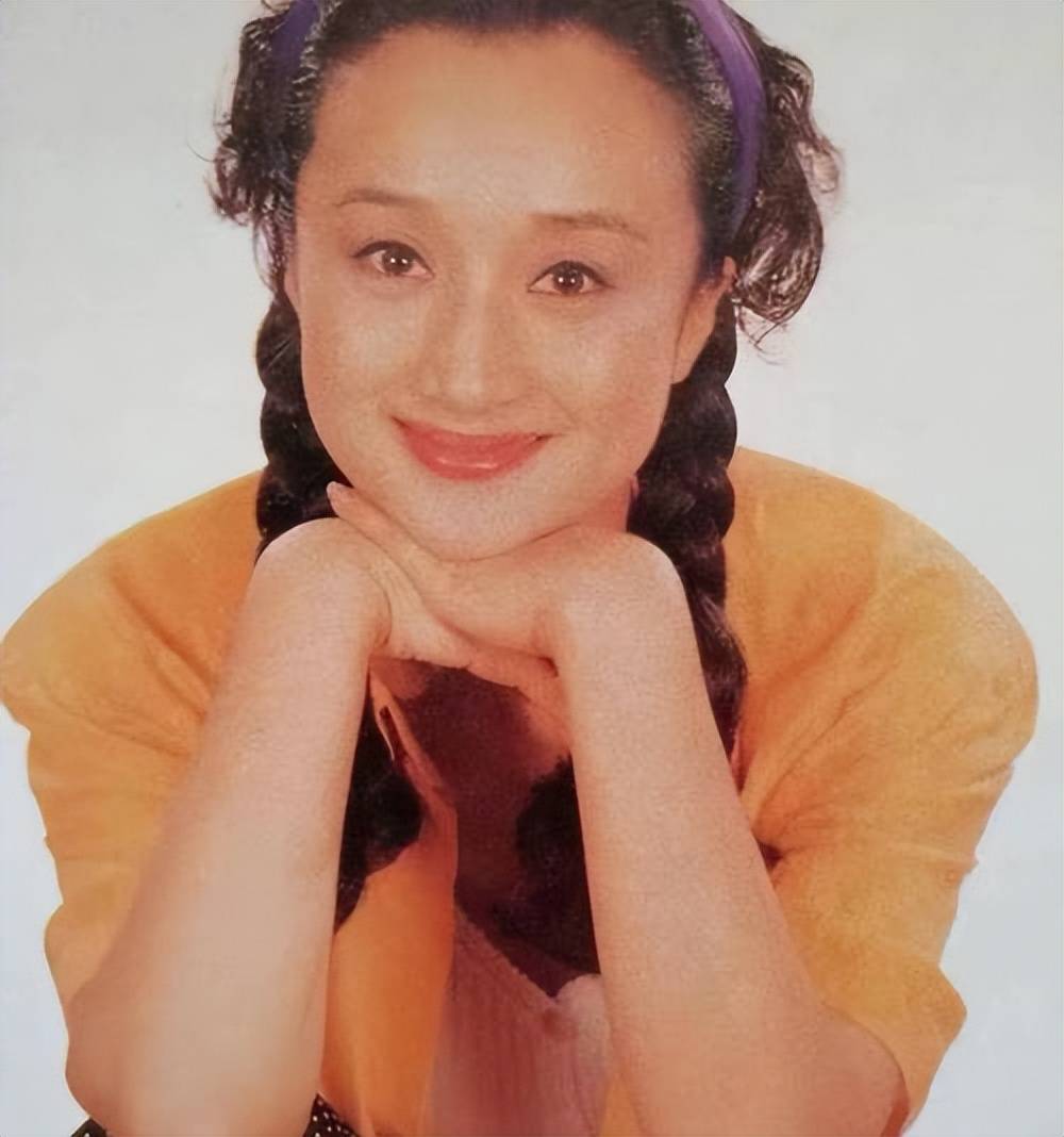 演员杨昆现状:拍戏不忘直播带货,64岁活力充沛,无儿无女很潇洒