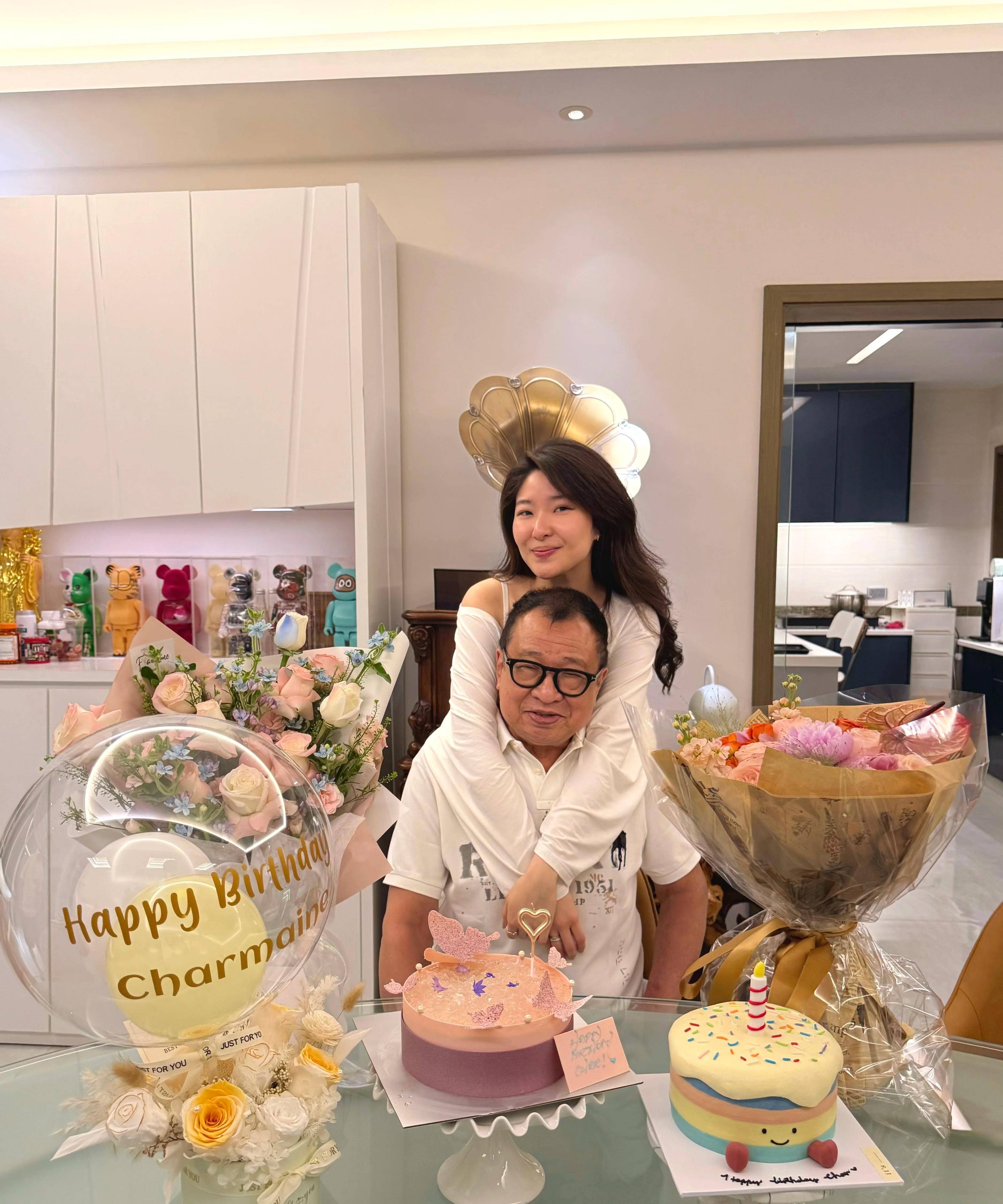 许绍雄独女28岁生日,许惠菁亲密趴父背,披头散发大波浪美翻了