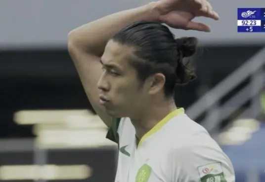 执教首赛季即赢得三冠🏆拉波尔塔与弗里克相互拥抱击掌👋祝贺