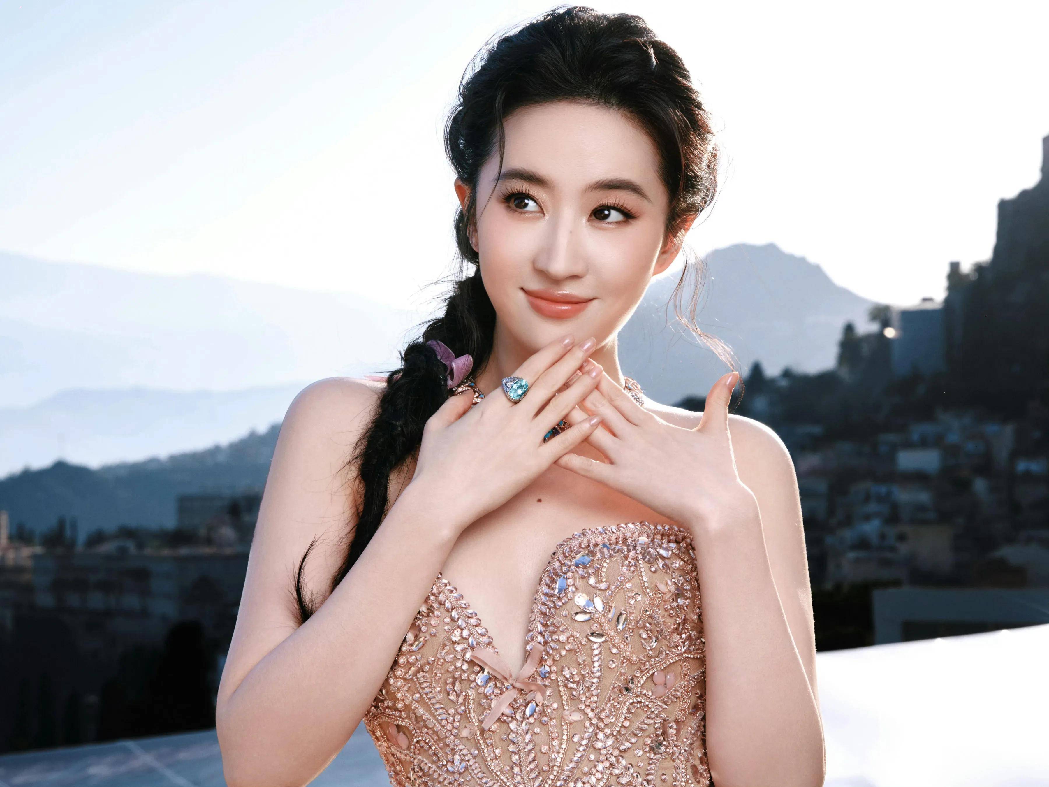 意大利之夜刘亦菲扎麻花辫甜美lisa造型老气