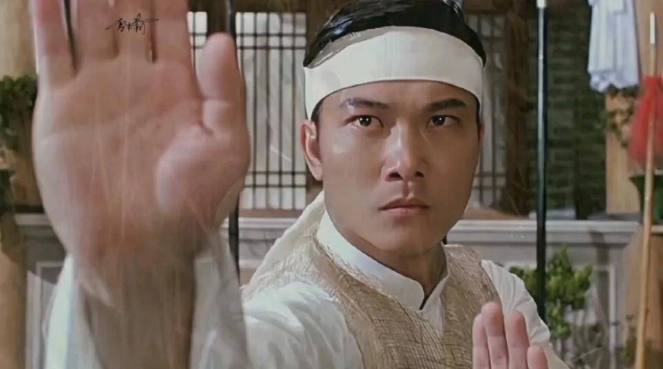 钱小豪与周比利同框66岁周比利黑发依旧小4岁钱小豪显苍老