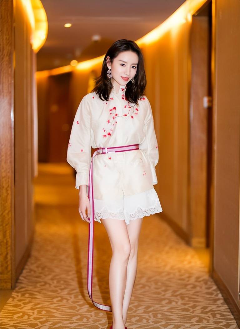 董洁练普拉提被偶遇,紧身背心瑜伽裤,素颜清新如少女
