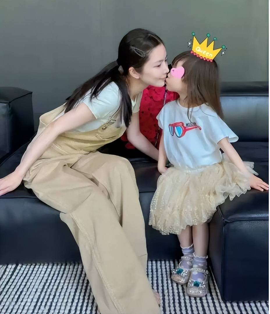 杜淳母亲节晒全家福,老婆女儿颜值爆表,冷白皮蛋饺太美了