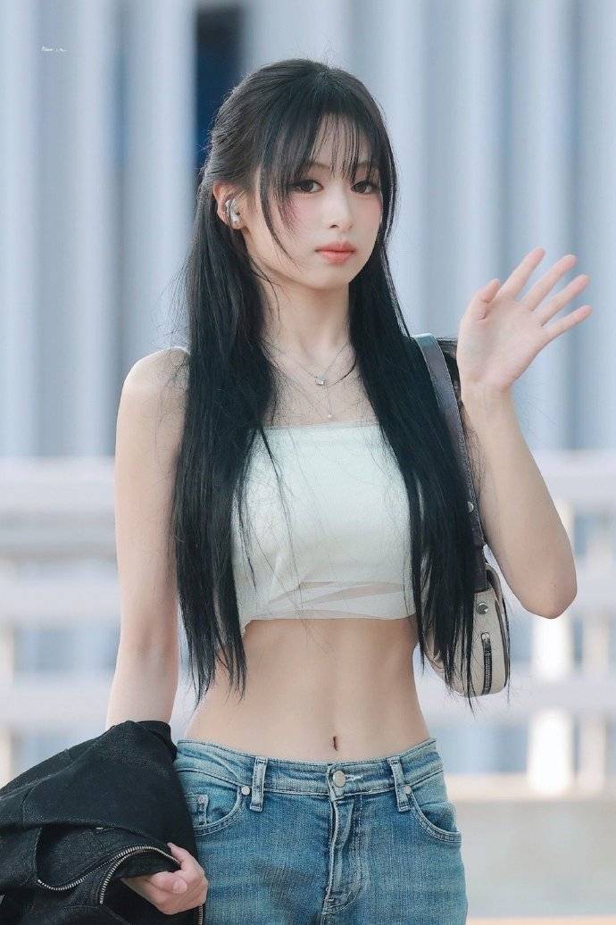 韩女星机场腹肌吸睛,出道前每天狂练800个腹肌运动 插图2 韩女星机场腹肌吸睛,出道前每天狂练800个腹肌运动 插图2