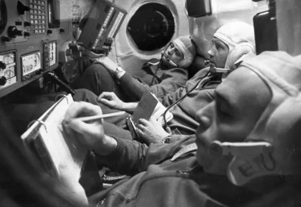 1971年苏联宇航员暴露在真空环境中,肺部炸裂血液汽化,40秒死亡
