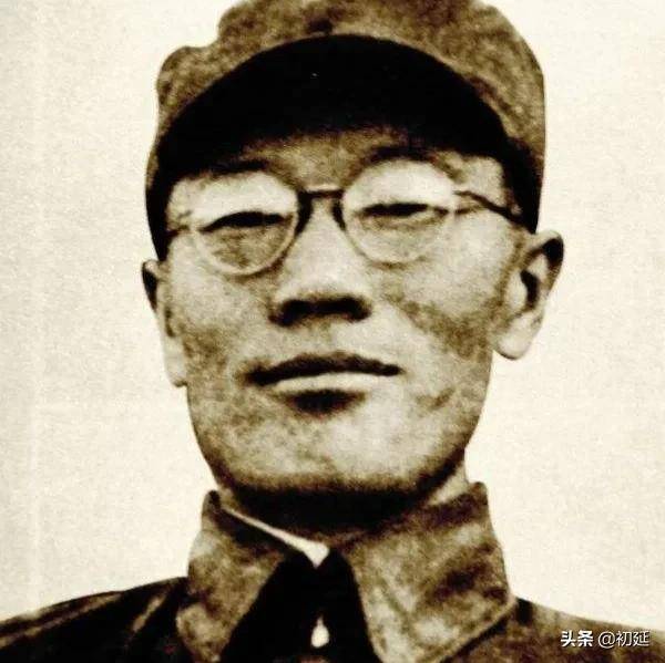 他曾任张学良的少尉副官,1942年加入我军,后被授予中将军衔