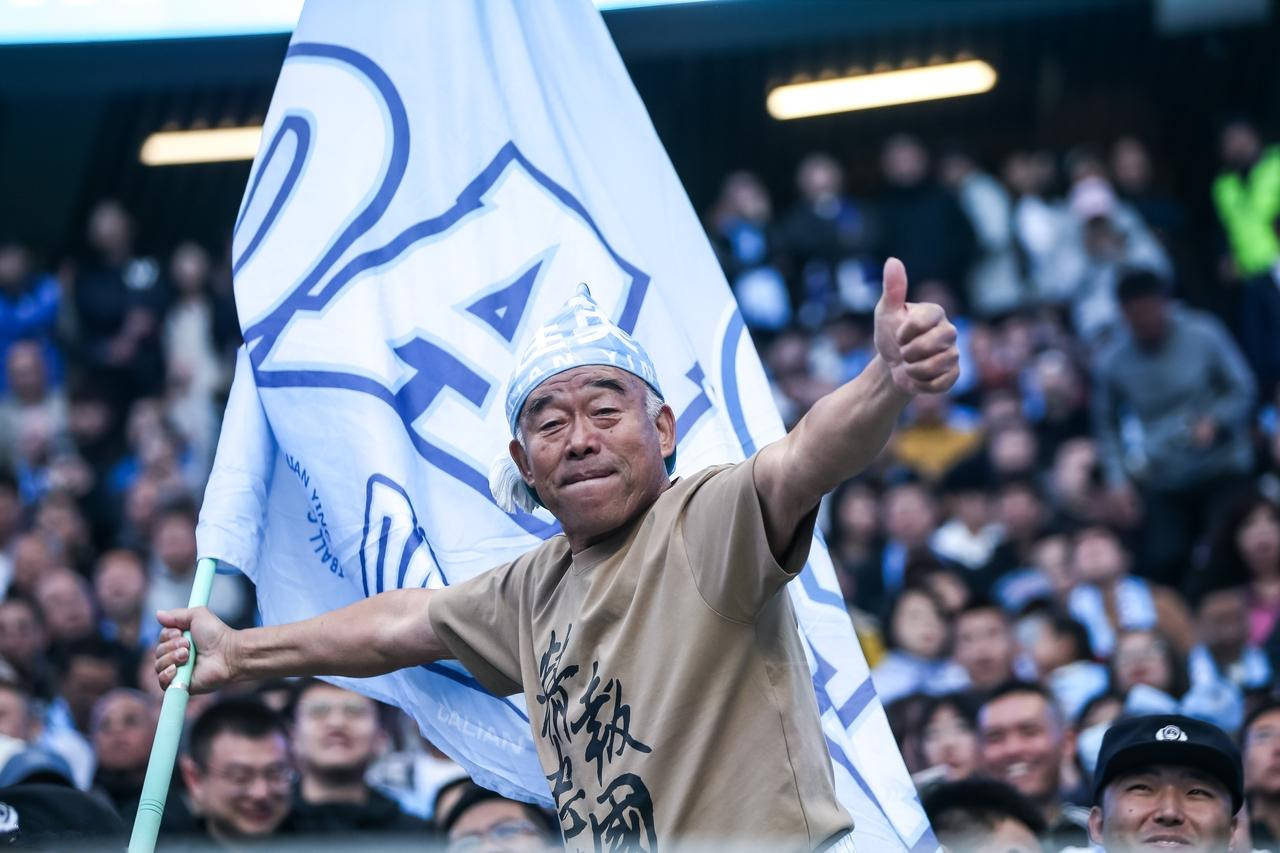 中超焦点战：大连英博主场迎战上海申花，球迷热情高涨