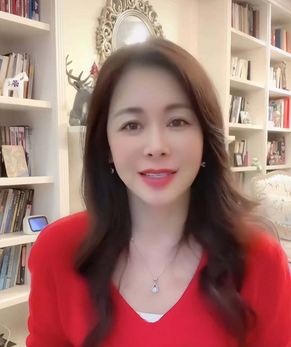 田慧近况:定居泰国豪宅生活,52岁身材火辣,享受单身时光