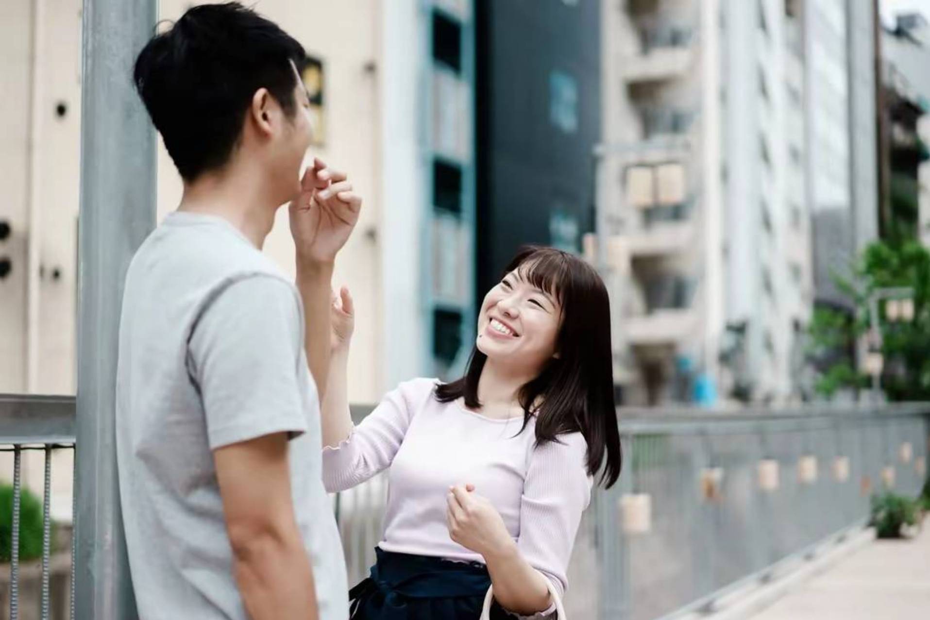 女人有这些表现就是“吊着”你,聪明男人一眼识破。_感情_关系_发展