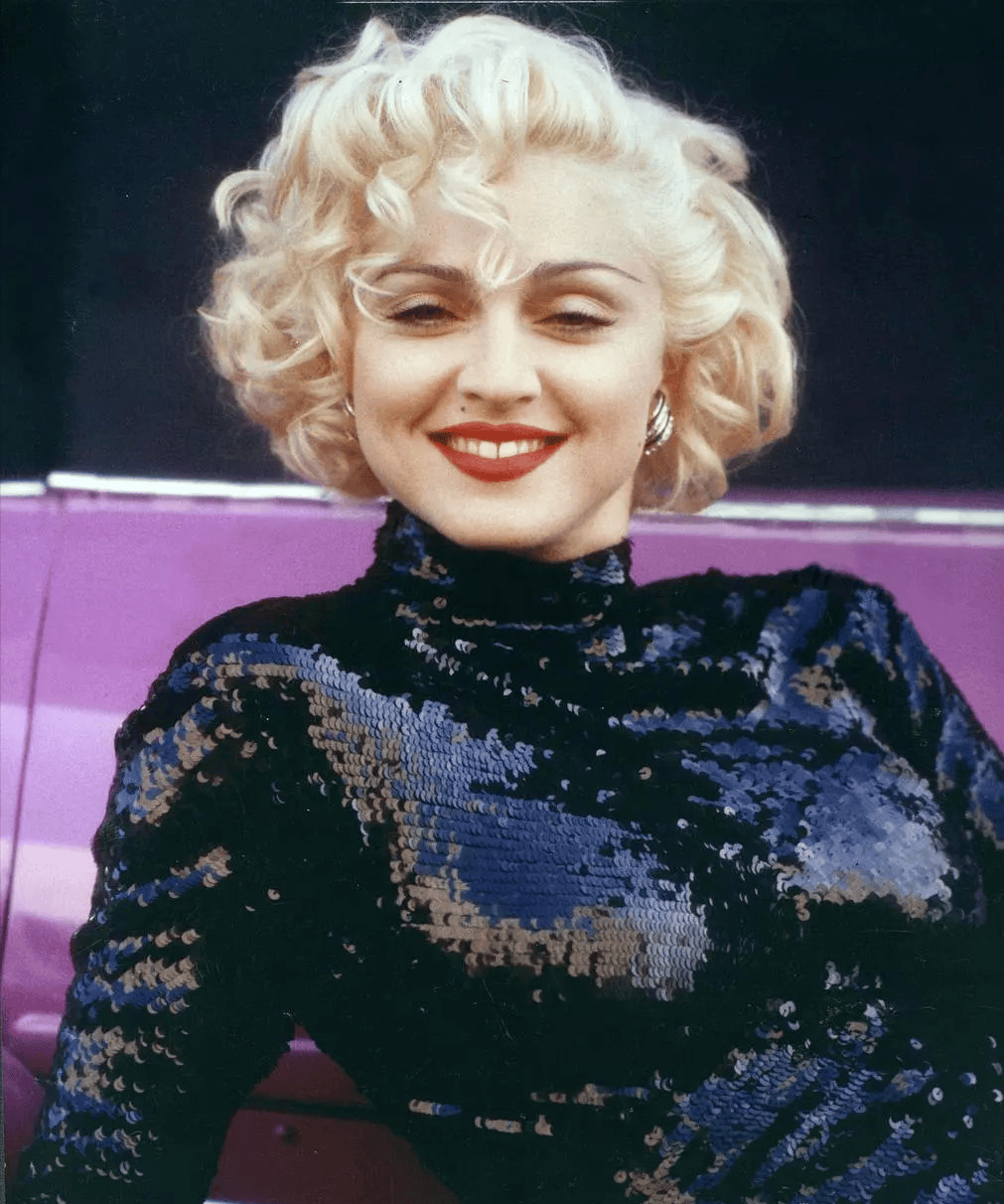 但麦当娜依旧坐在男友的腿上,似乎展现着自己的"霸主"地位