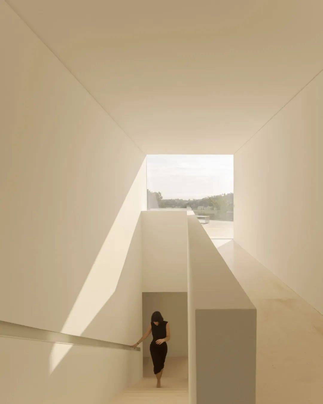 设计强调自然地形与建筑形态的连续性,室内外空间渗透明确,整体布局