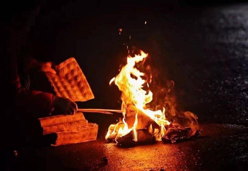 人死后为何要烧纸?流传了几千年的习俗,当然不仅仅只是因为迷信
