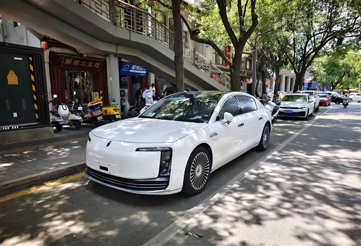百万级国产豪车！尊界S800纯白实车亮相，5月30日直面劳斯莱斯