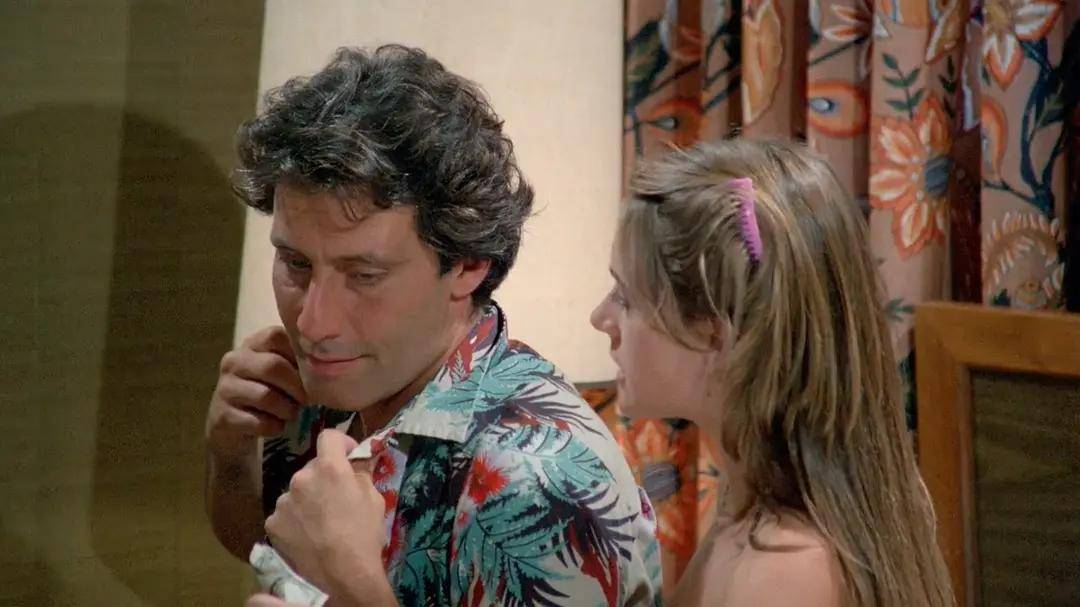 家庭中的儿子 ron(杰西・亚当饰)和 burt