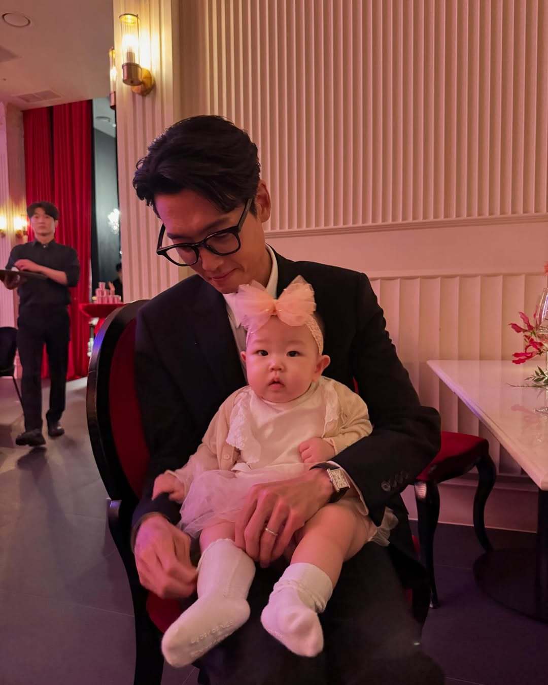 郑敬淏与崔秀英抱孩子姿态熟练,网友:”提前练习当爸妈” 插图2 郑敬淏与崔秀英抱孩子姿态熟练,网友:”提前练习当爸妈” 插图2