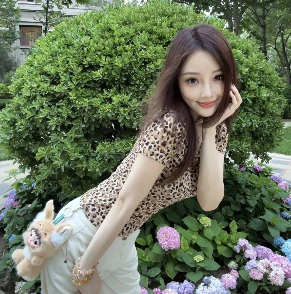 43岁李小璐一身豹纹紧身衣搭白裤,身材火辣,豪宅自拍很有女人味43岁