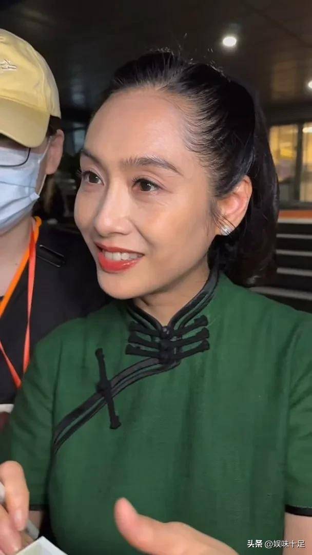 53岁朱茵现身内地零滤镜近拍曝光真是颜值十分惊艳不显老