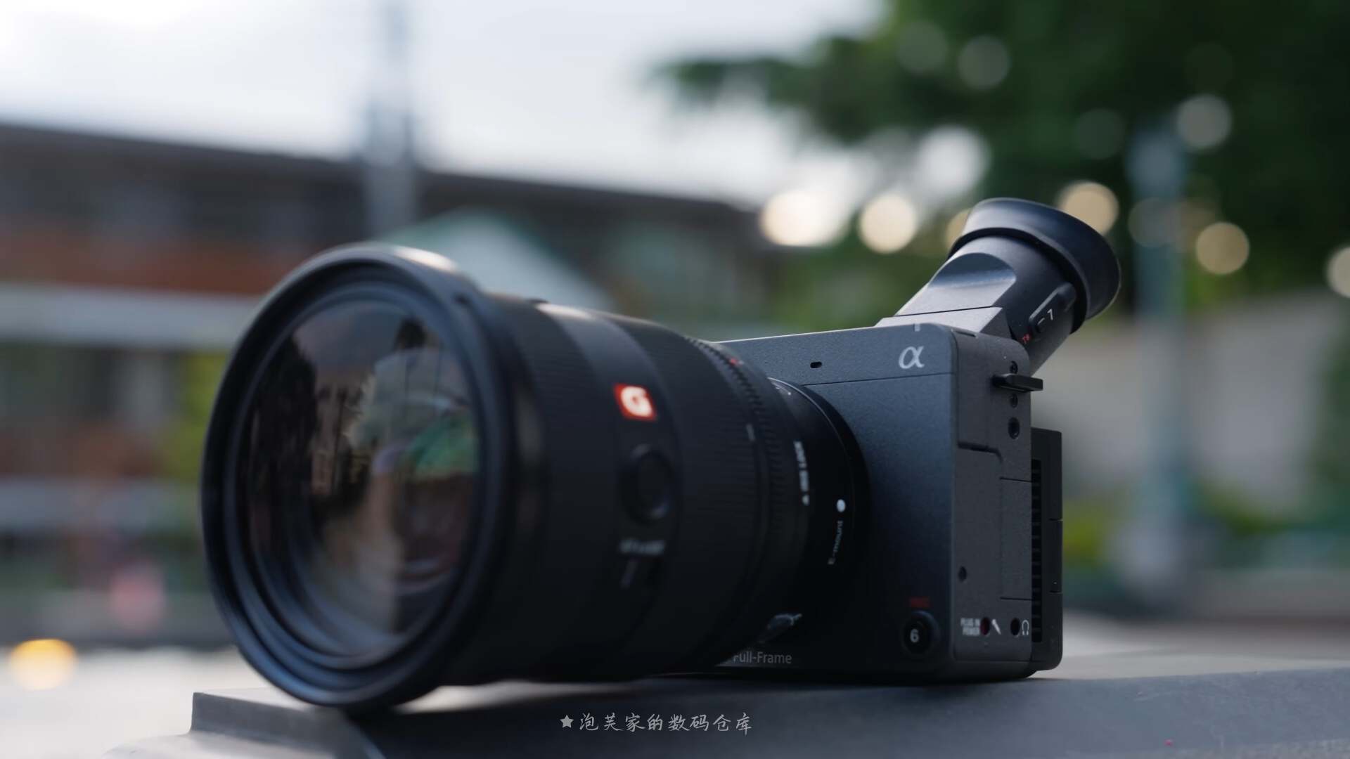 选它还是C2/FX3? 能拍照的电影机索尼FX2上手体验19800元你觉得如何？_