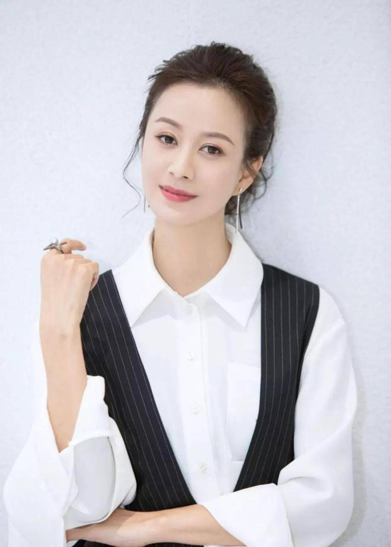 同济大学毕业,中国内地影视女演员,荣获"全国十大广告模特明星"