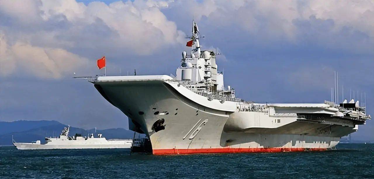 辽宁舰在我钓鱼岛以北海域演训