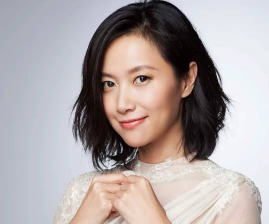 风流才女徐静蕾现状:住美国豪宅,身材发福,51岁不婚不育