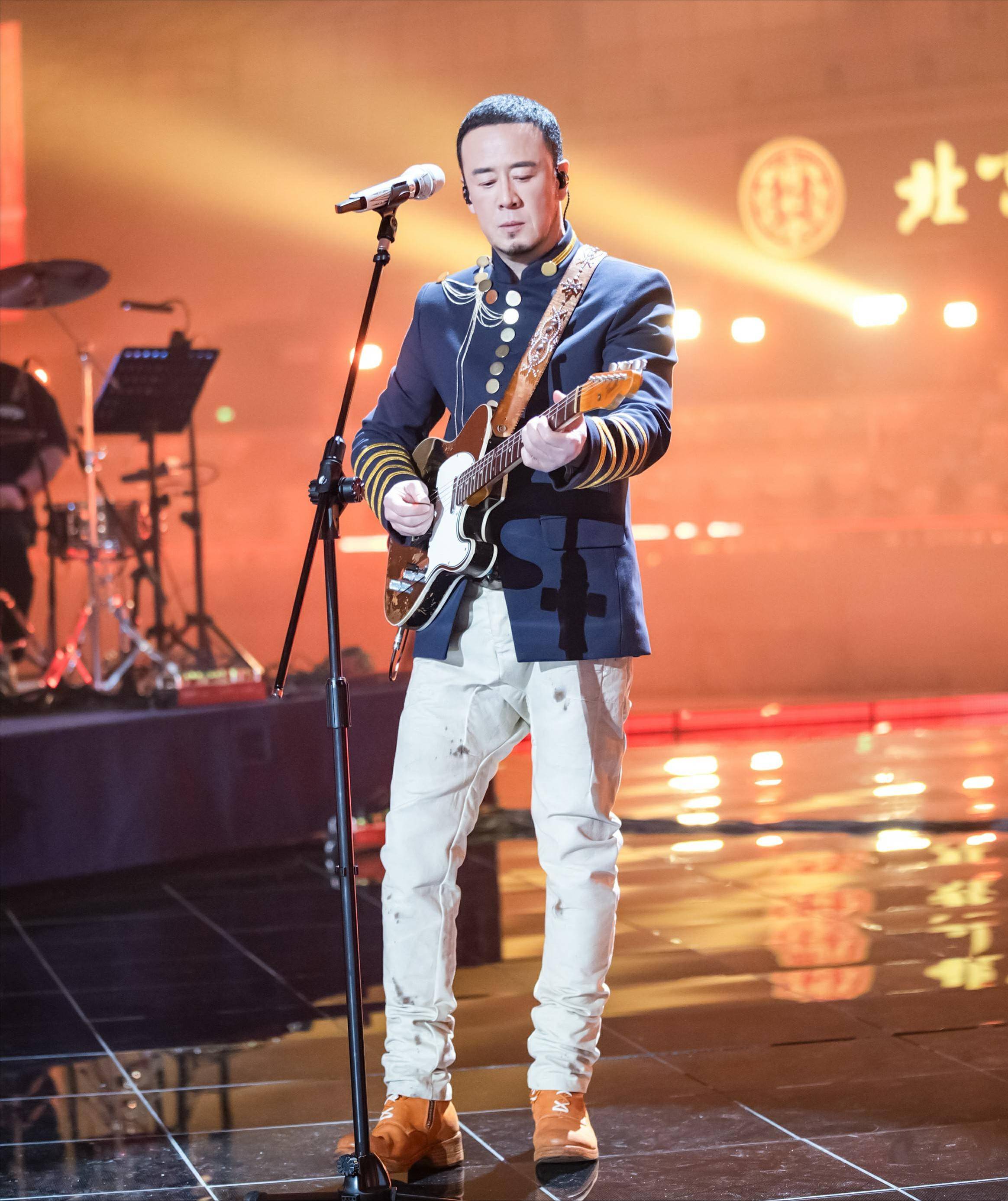 冲上热搜52岁杨坤魔鬼腰身惊艳全网网友惊叹比18岁还灵活