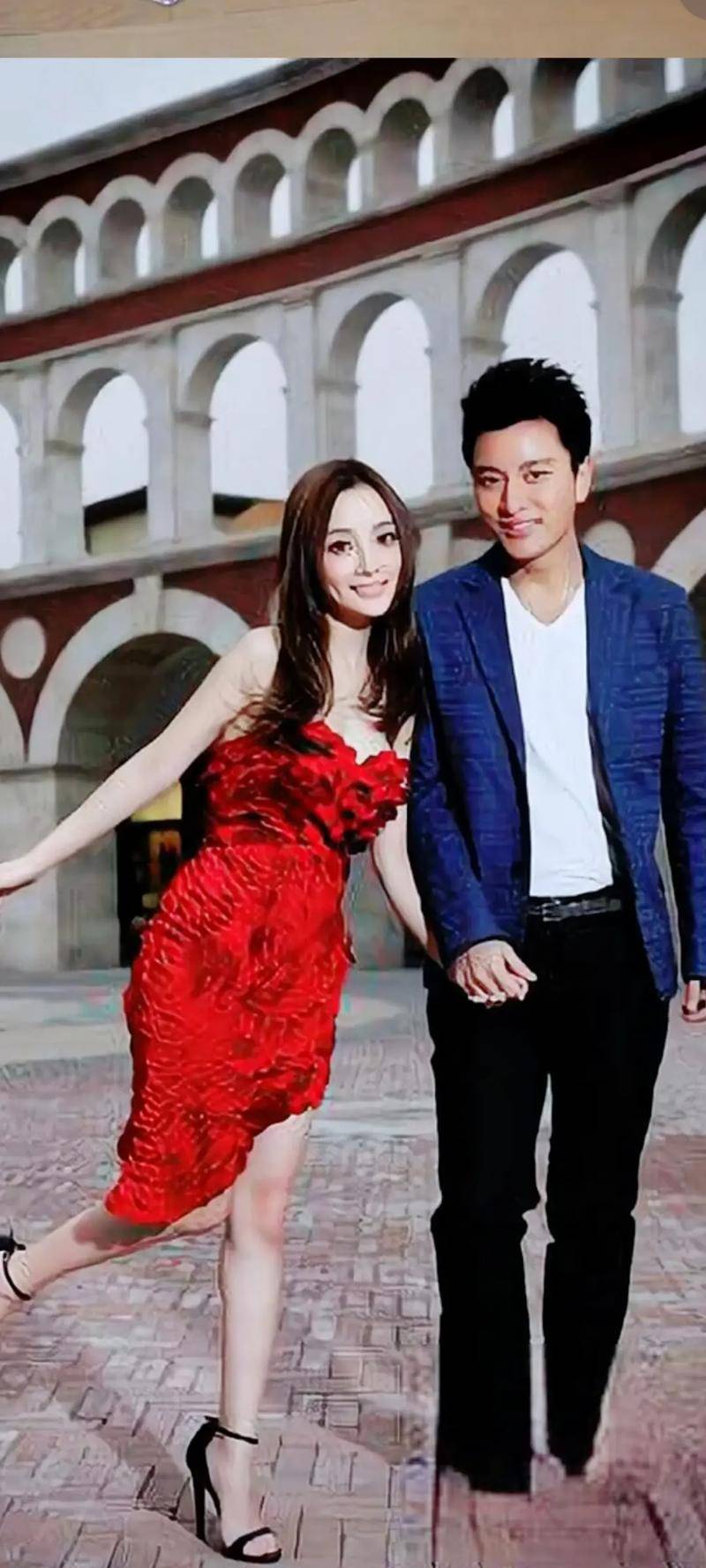 李小璐晒照片,细节暴露端倪:疑似与贾乃亮在一起,两人和好了?