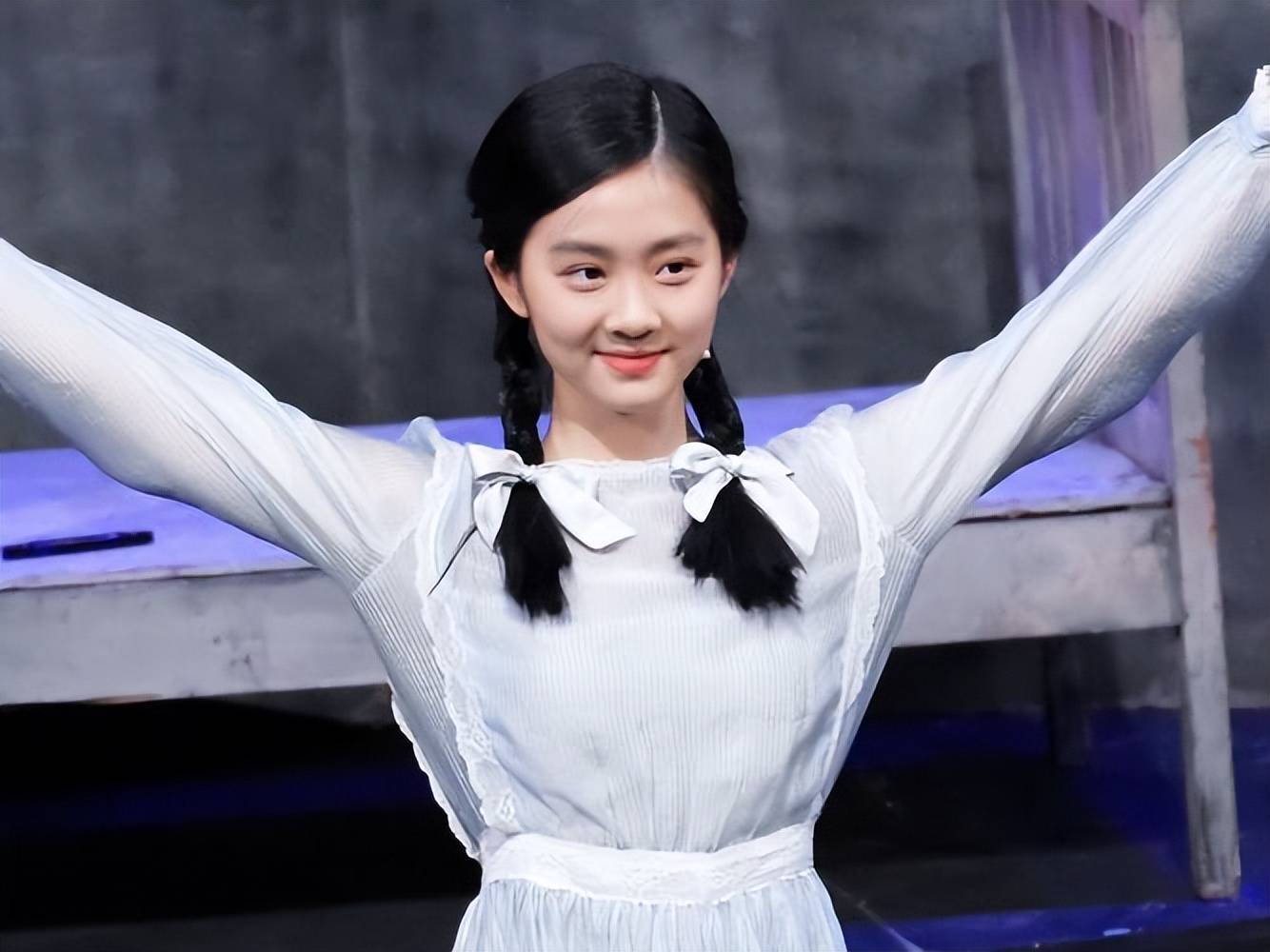 黄磊女儿黄多多官宣出道,18岁演女二,内娱所有小花瑟瑟发抖!