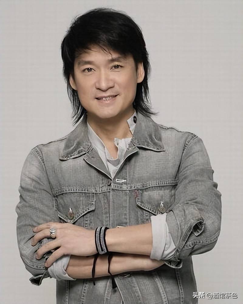 周华健现状:65岁仍不显老,混血儿子刚结婚,父子俩看着像兄弟