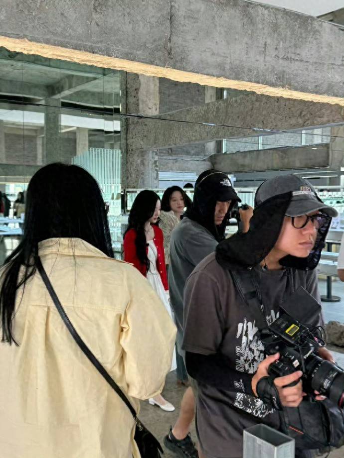 济州岛偶遇叶舒华登上热搜，网友：“女团门面名副其实” 插图