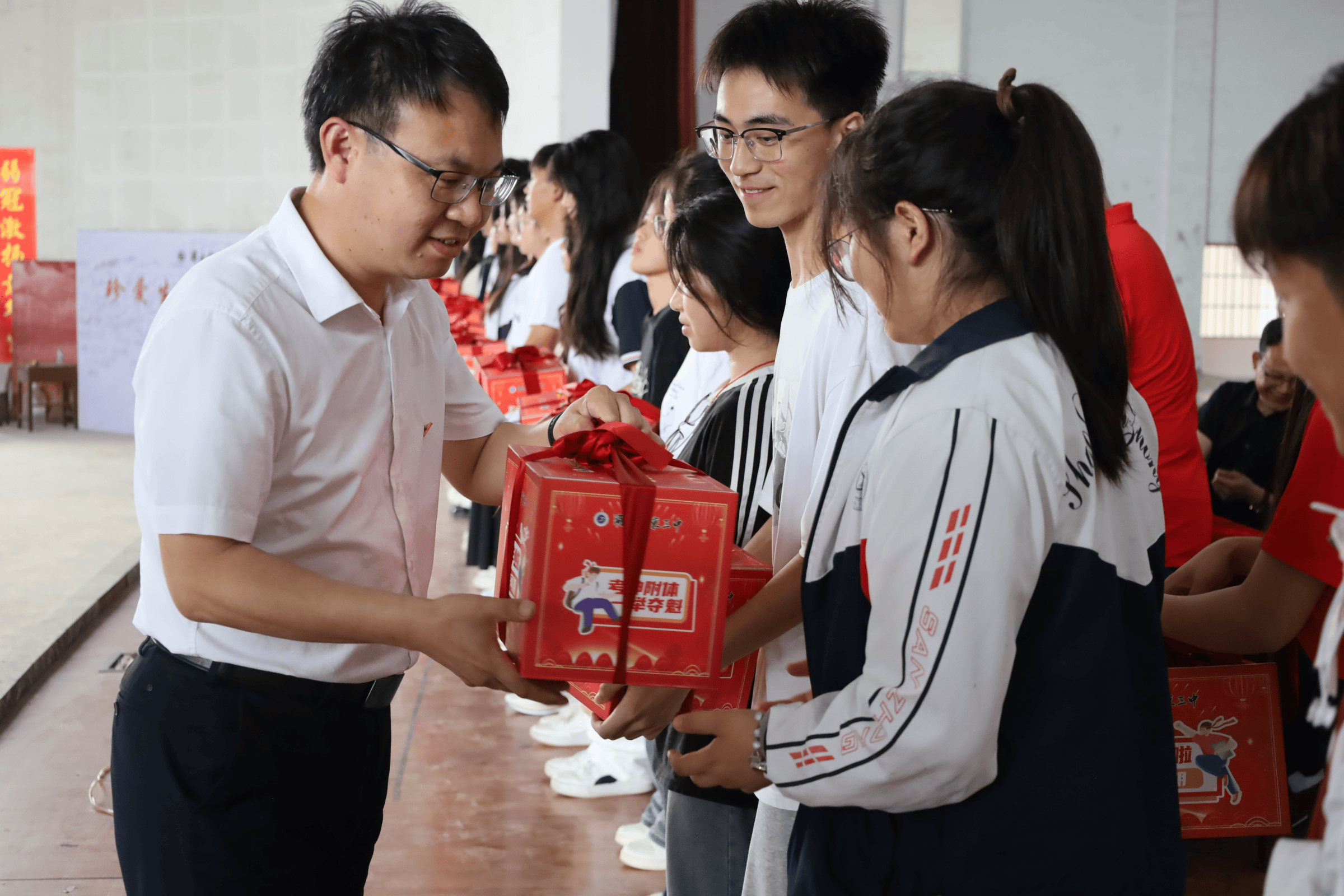 执成人之笔书壮志,战高考之巅揽星辰