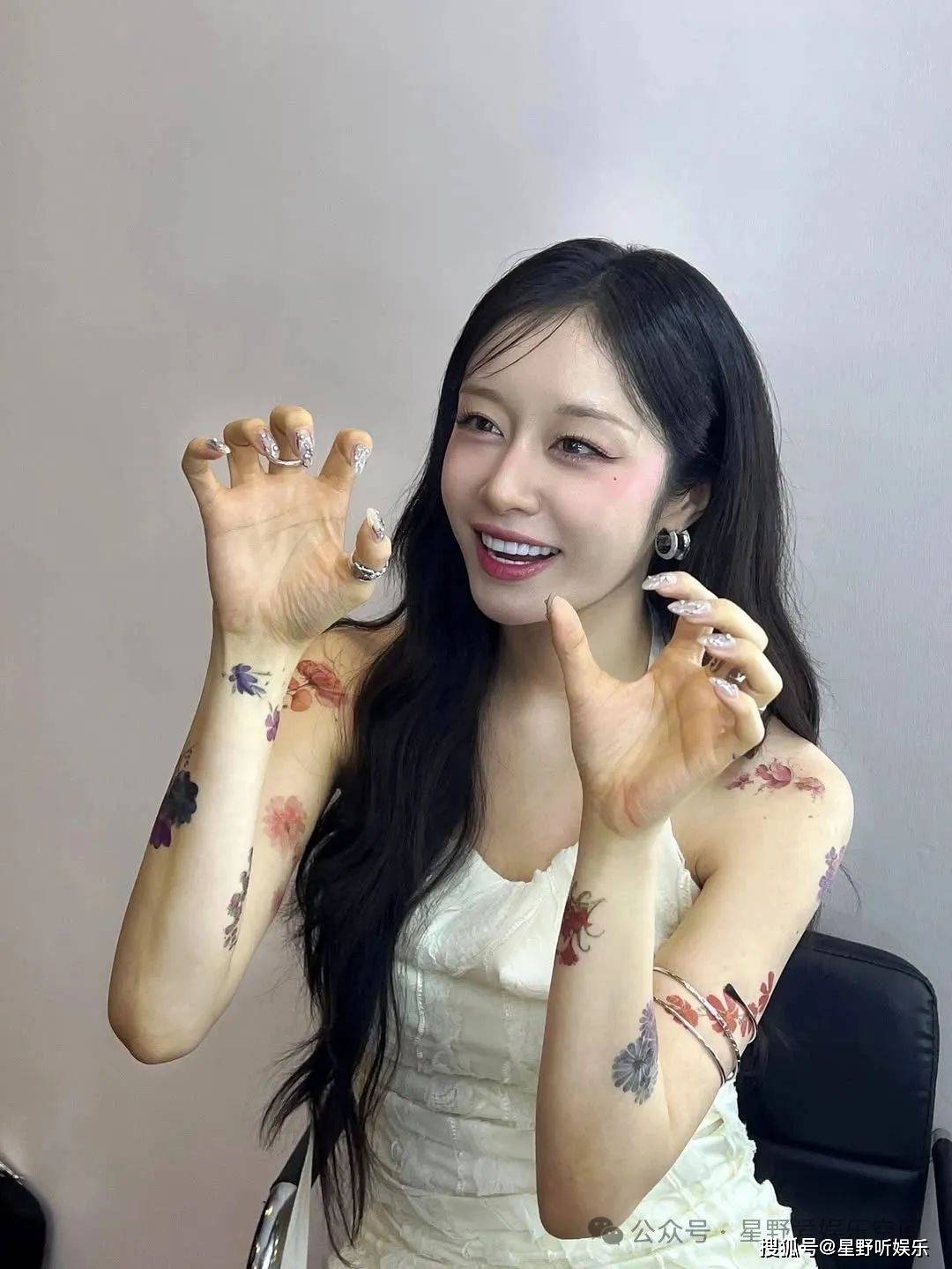 T-ara朴智妍晒个人新动态：满臂花朵文身，后背一串神秘字母_搜狐网, image size:1080x1439